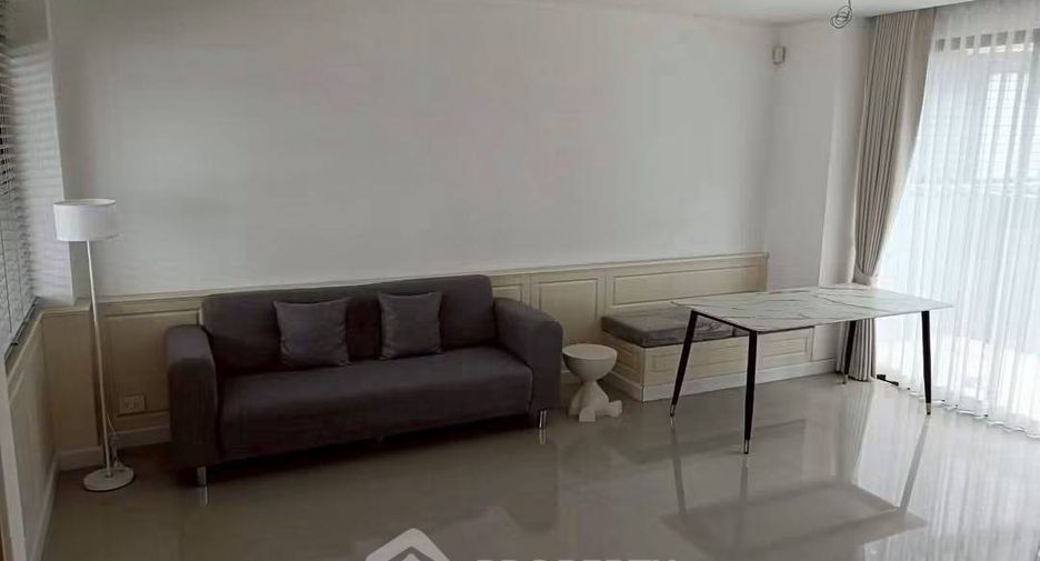 Casa adosada en alquiler de 3 habitaciones en Saphan Sung, Bangkok