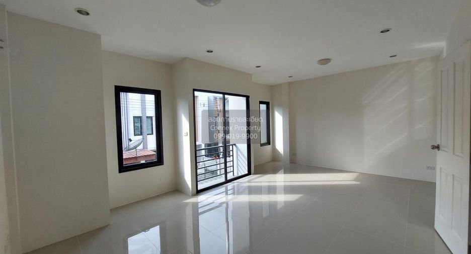 Casa adosada en venta de 3 habitaciones en Phan Thong, Chonburi