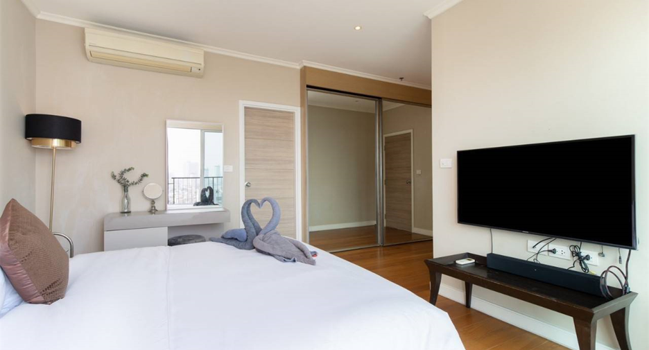 For rent 3 bedrooms condo in Khlong San, Bangkok