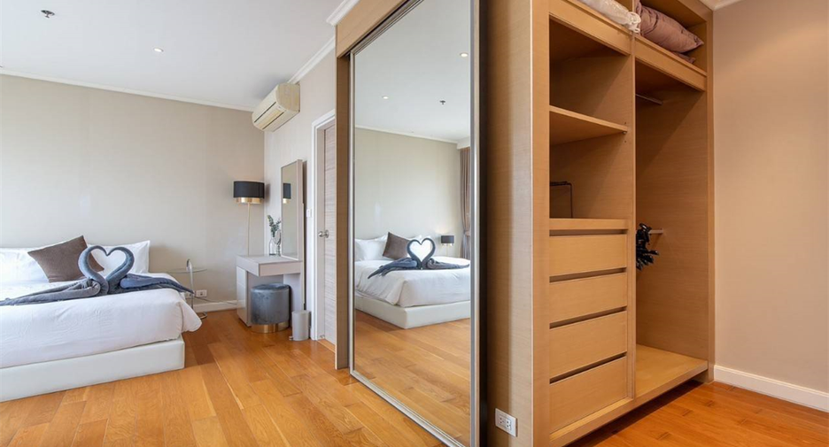 For rent 3 bedrooms condo in Khlong San, Bangkok