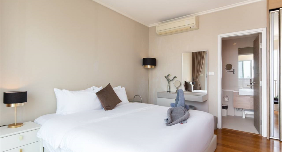 For rent 3 bedrooms condo in Khlong San, Bangkok