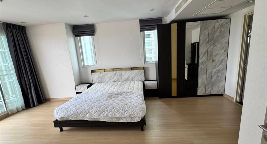 For rent 2 bedrooms condo in Yan Nawa, Bangkok