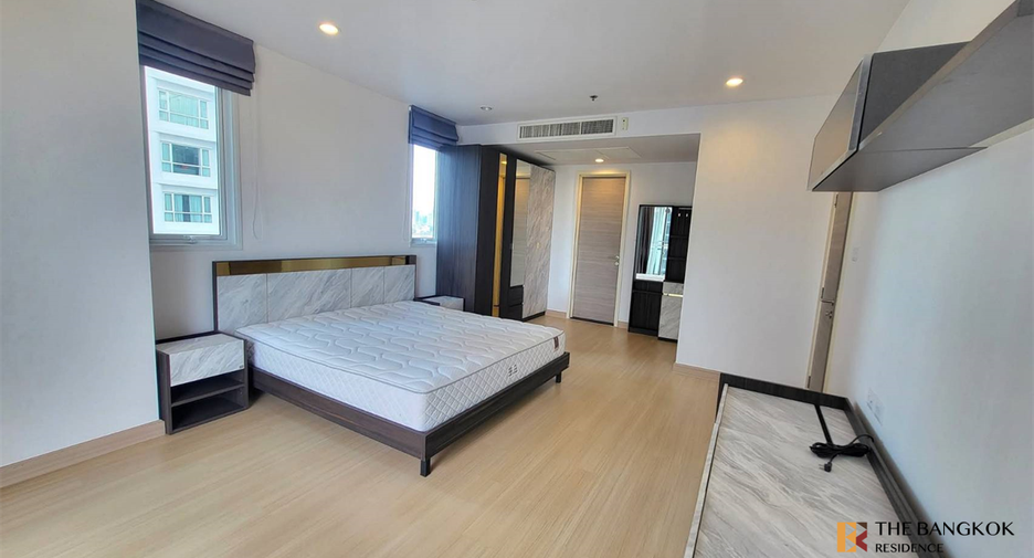 For rent 2 bedrooms condo in Yan Nawa, Bangkok