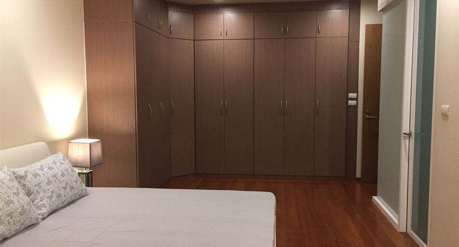 For rent 2 bedrooms condo in Yan Nawa, Bangkok