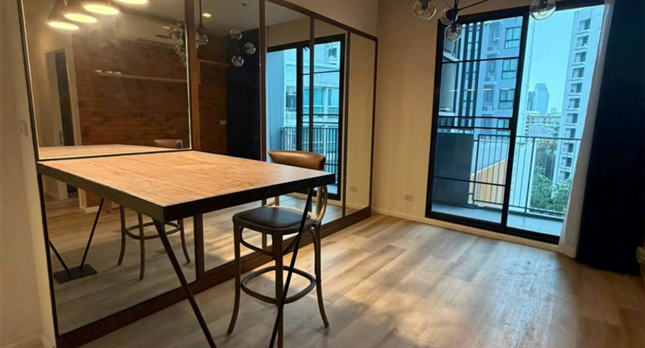 For rent 2 bedrooms condo in Huai Khwang, Bangkok