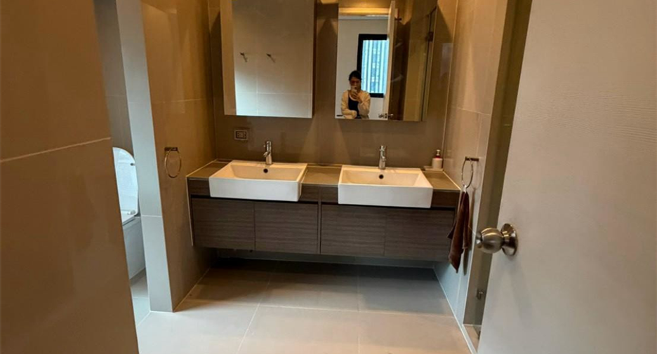 For rent 2 bedrooms condo in Huai Khwang, Bangkok