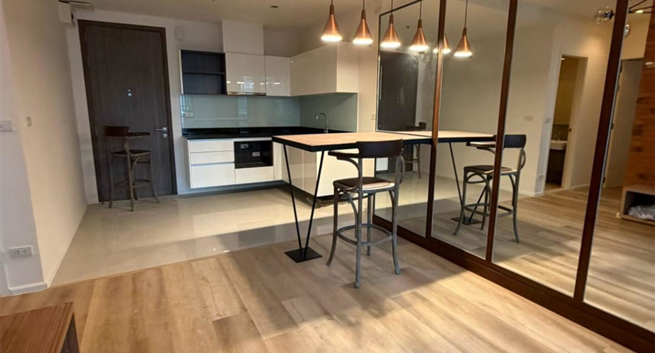 For rent 2 bedrooms condo in Huai Khwang, Bangkok