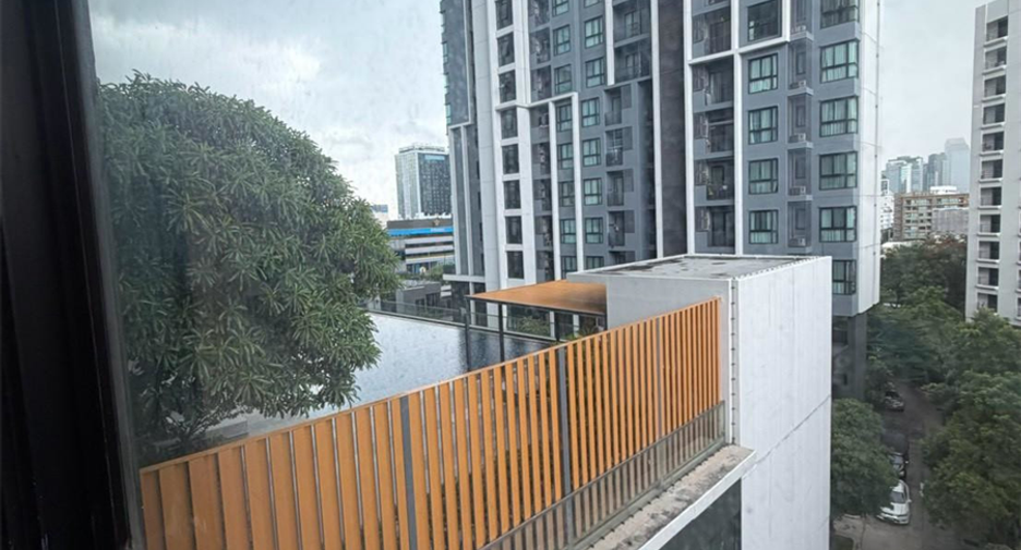 For rent 2 bedrooms condo in Huai Khwang, Bangkok