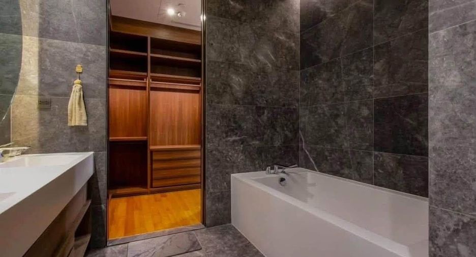 For rent 4 bedrooms condo in Khlong San, Bangkok