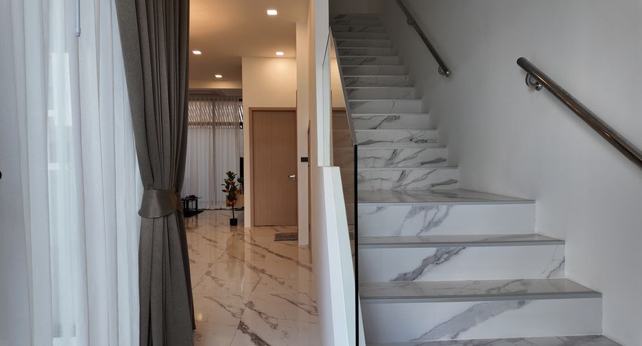 Casa adosada en venta de 4 habitaciones en Bang Lamung, Chonburi