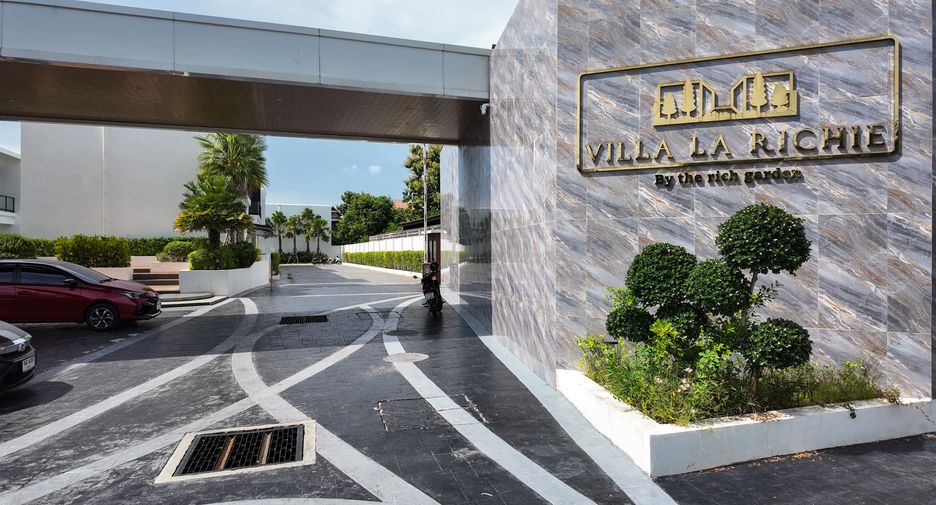 Casa adosada en venta de 4 habitaciones en Bang Lamung, Chonburi