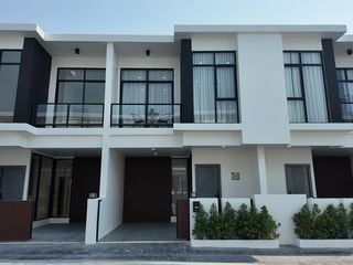 Casa adosada en venta de 4 habitaciones en Bang Lamung, Chonburi