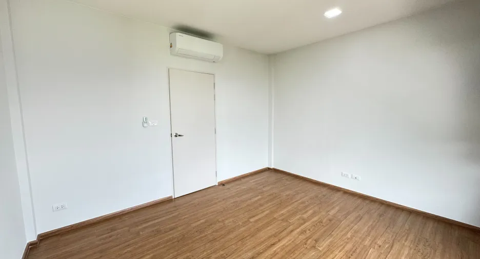 Local comercial en alquiler de 2 habitaciones en Khlong Luang, Pathum Thani