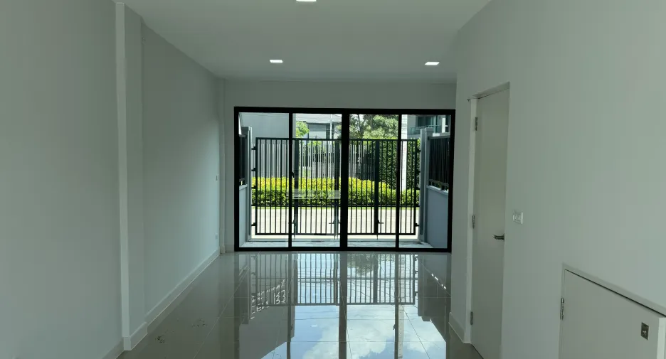 Local comercial en alquiler de 2 habitaciones en Khlong Luang, Pathum Thani