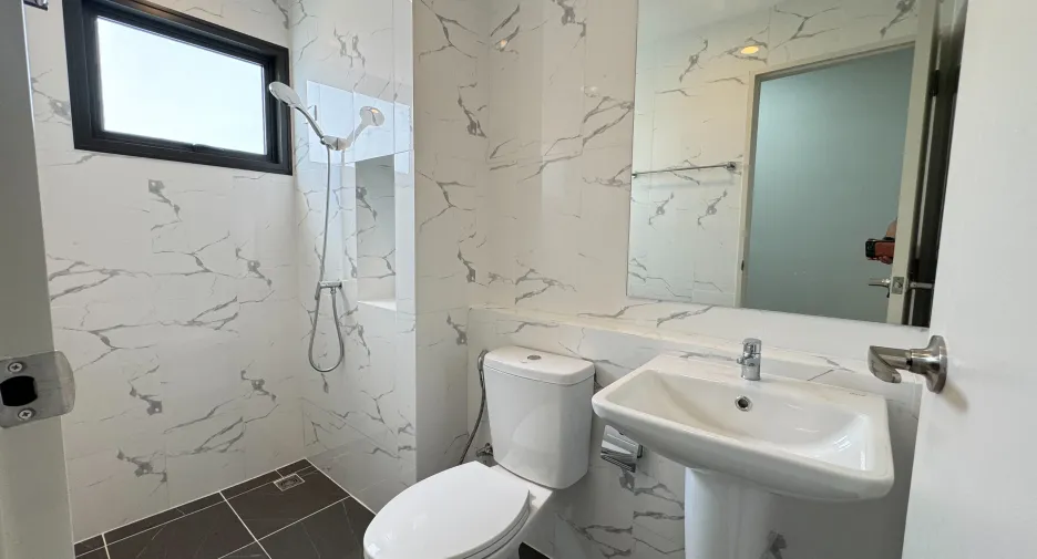 Local comercial en alquiler de 2 habitaciones en Khlong Luang, Pathum Thani