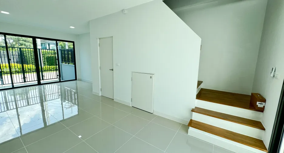Local comercial en alquiler de 2 habitaciones en Khlong Luang, Pathum Thani