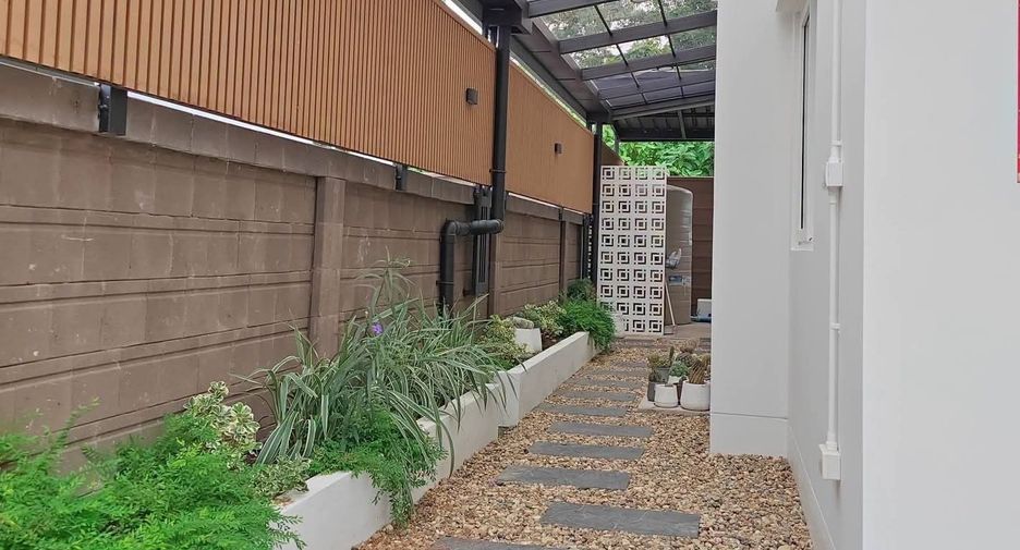 For rent 4 bedrooms house in Mueang Chiang Mai, Chiang Mai