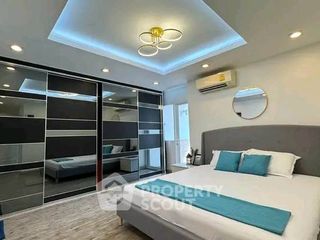 For rent 3 bedrooms condo in Huai Khwang, Bangkok