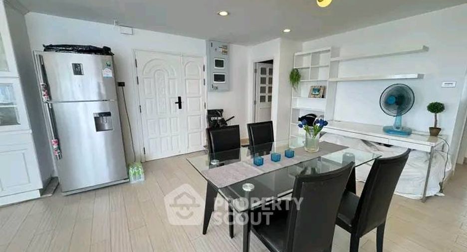 For rent 3 bedrooms condo in Huai Khwang, Bangkok