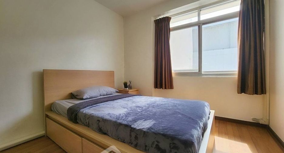 For sale 3 bedrooms condo in Huai Khwang, Bangkok