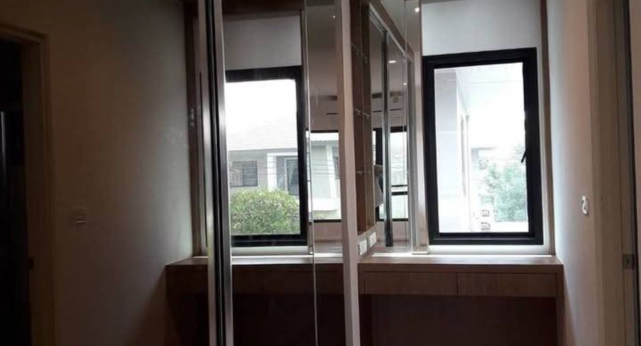 For sale 4 bedrooms house in Lat Krabang, Bangkok