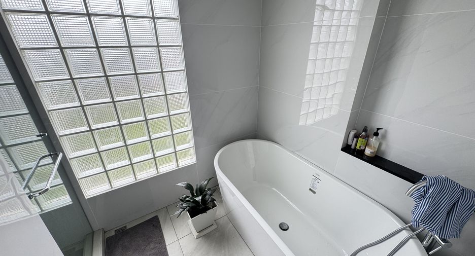 For rent 4 bedrooms apartment in Khlong Toei, Bangkok