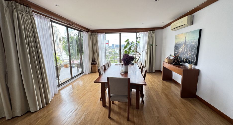 For rent 4 bedrooms apartment in Khlong Toei, Bangkok