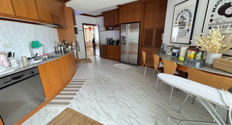 For rent 4 bedrooms apartment in Khlong Toei, Bangkok