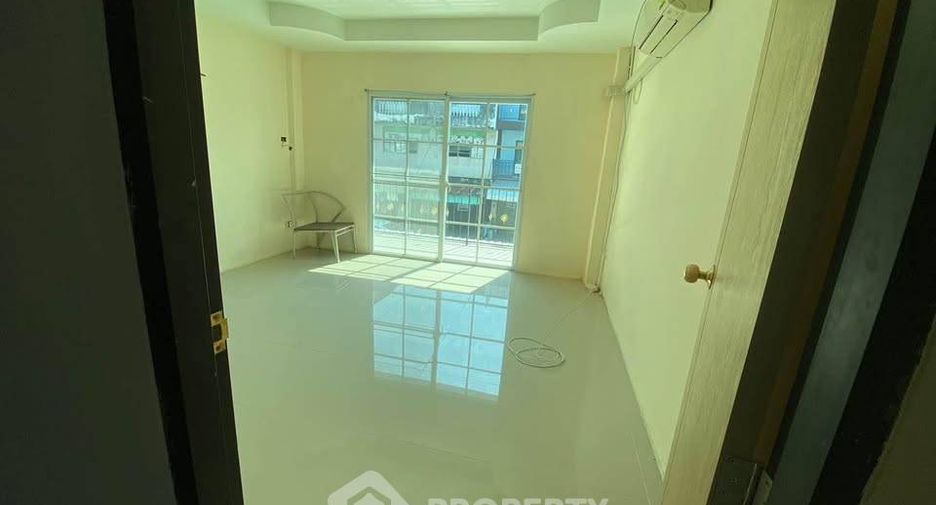 Casa adosada en alquiler de 5 habitaciones en Bang Lamung, Chonburi