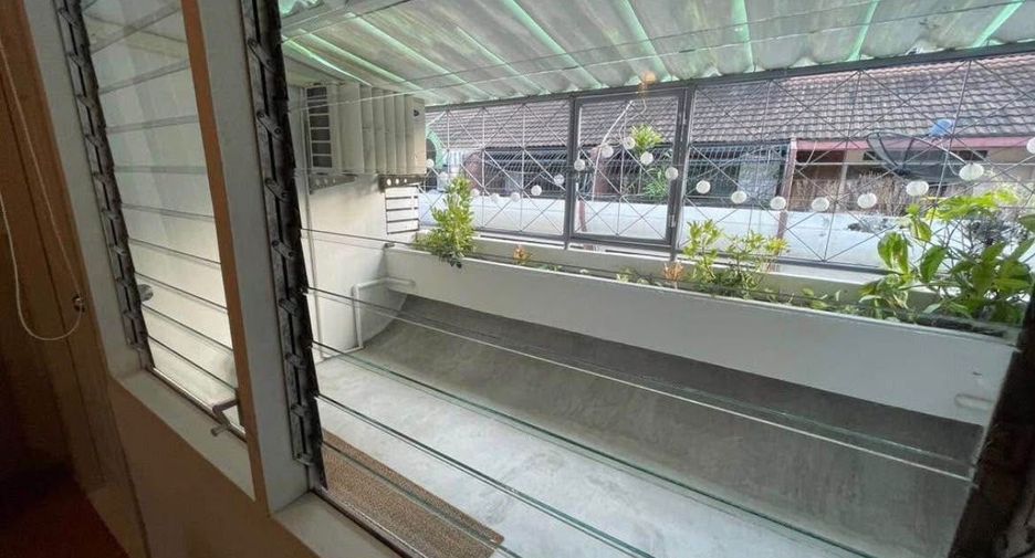 For rent 2 bedrooms townhouse in Watthana, Bangkok