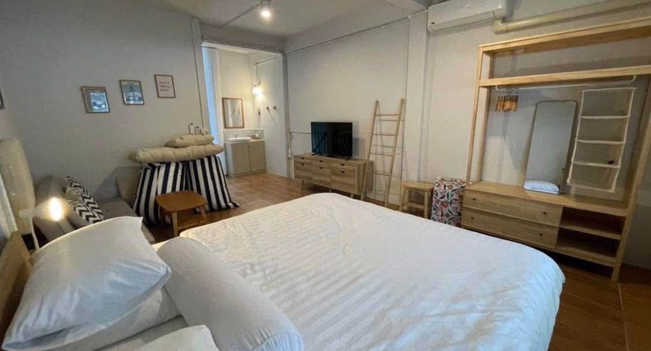 For rent 2 bedrooms townhouse in Watthana, Bangkok