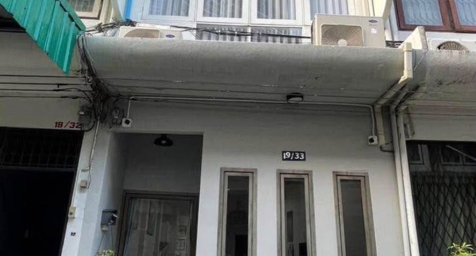 For rent 2 bedrooms townhouse in Watthana, Bangkok