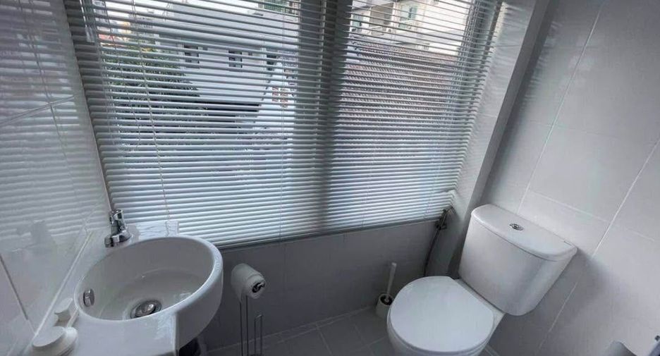 For rent 2 bedrooms townhouse in Watthana, Bangkok