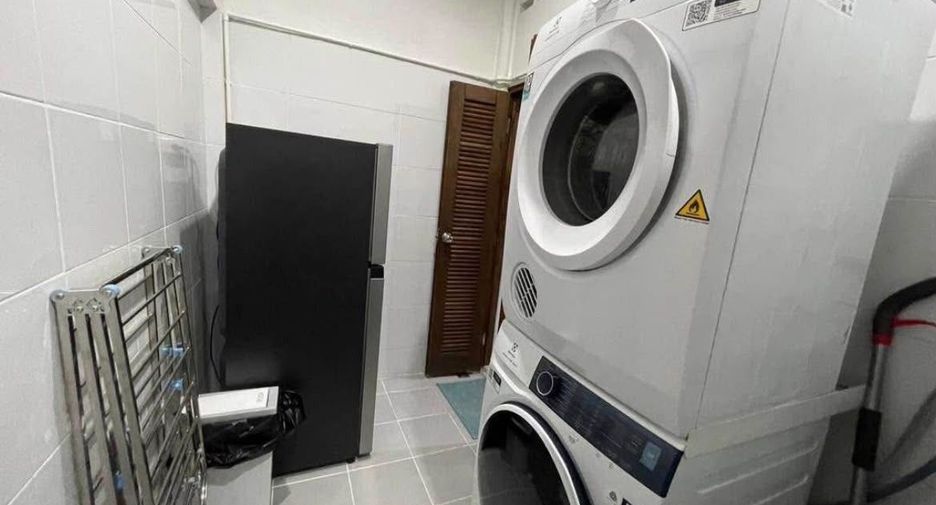 For rent 2 bedrooms townhouse in Watthana, Bangkok