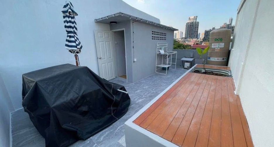 For rent 2 bedrooms townhouse in Watthana, Bangkok
