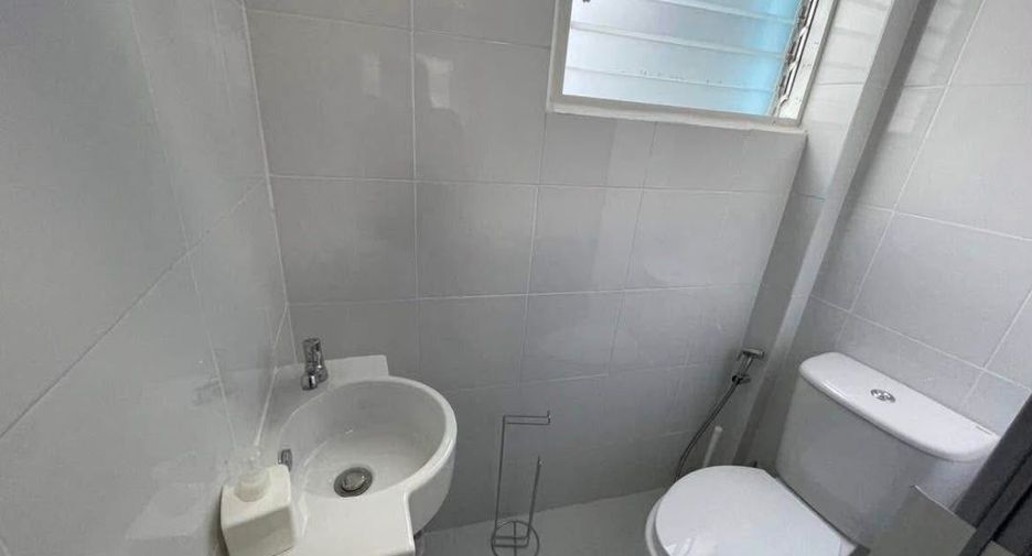 For rent 2 bedrooms townhouse in Watthana, Bangkok
