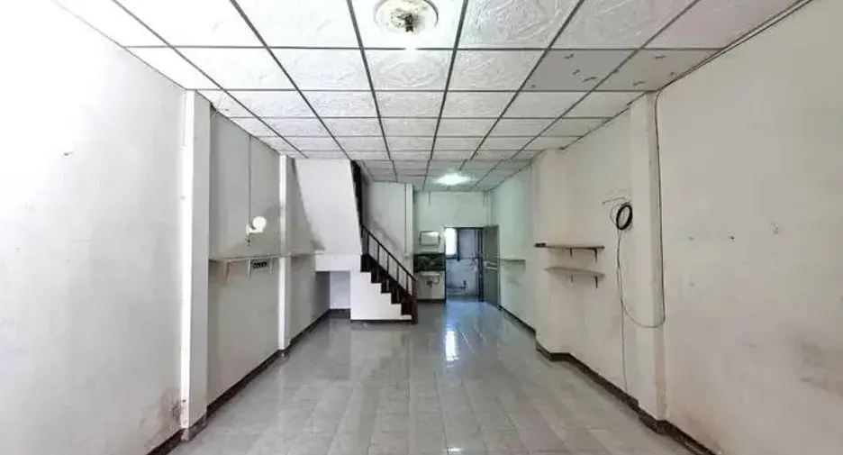 À vendre 2 chambres maison de ville à Mueang Lop Buri, Lopburi