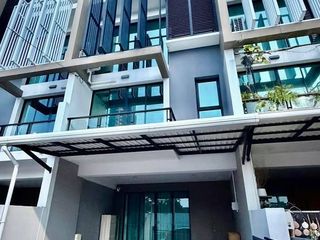 Casa adosada en alquiler y en venta de 3 habitaciones en Khlong Toei, Bangkok