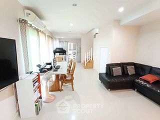 Casa adosada en venta de 3 habitaciones en Khan Na Yao, Bangkok