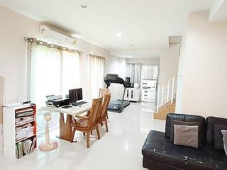 Casa adosada en venta de 3 habitaciones en Khan Na Yao, Bangkok