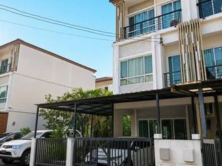 Casa adosada en venta de 3 habitaciones en Khan Na Yao, Bangkok