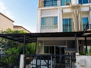 Casa adosada en venta de 3 habitaciones en Khan Na Yao, Bangkok