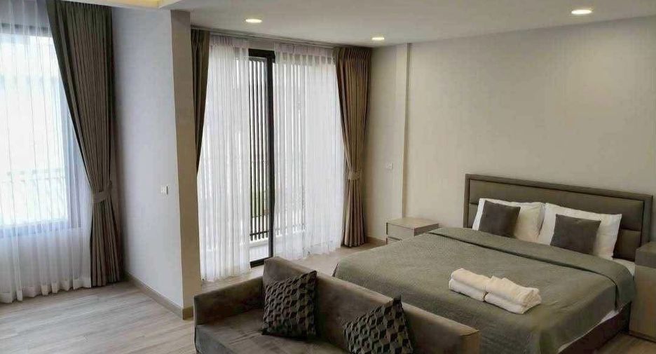 For rent 3 bedrooms townhouse in Watthana, Bangkok