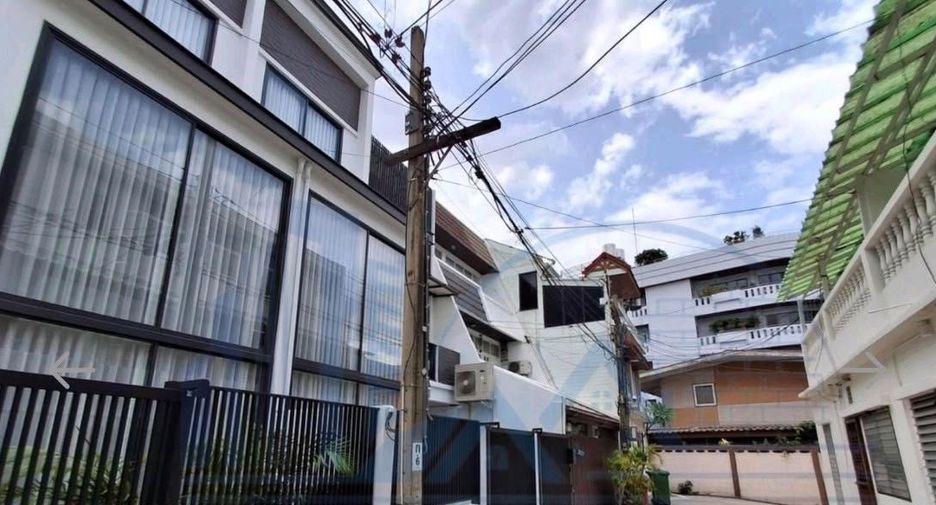 For rent 3 bedrooms townhouse in Watthana, Bangkok