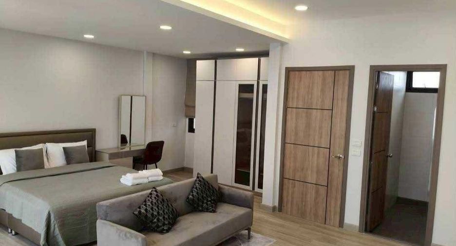 For rent 3 bedrooms townhouse in Watthana, Bangkok