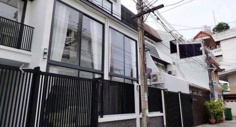 For rent 3 bedrooms townhouse in Watthana, Bangkok