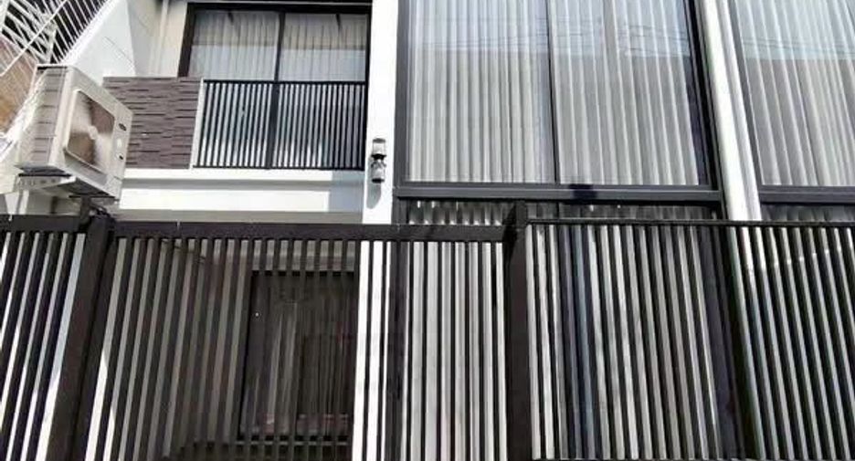 For rent 3 bedrooms townhouse in Watthana, Bangkok