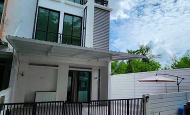 For rent 3 bedrooms townhouse in Suan Luang, Bangkok