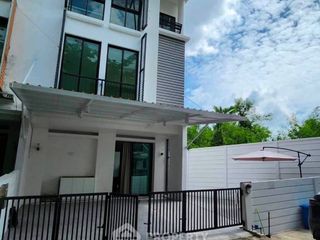 For rent 3 bedrooms townhouse in Suan Luang, Bangkok