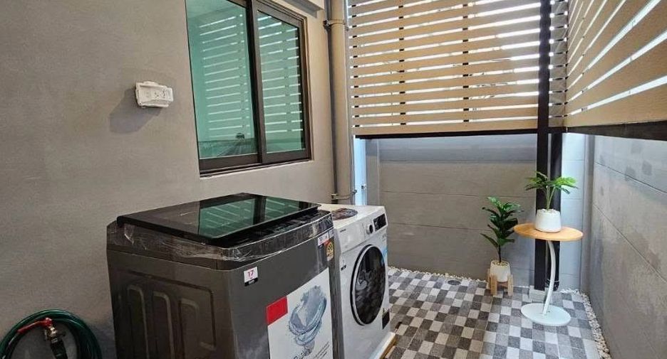 For rent 3 bedrooms townhouse in Bang Phli, Samut Prakan